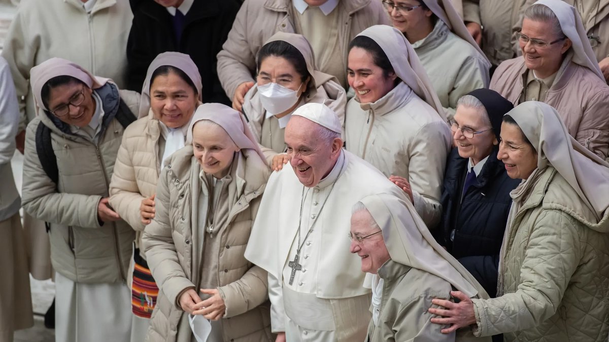 Pope with women religious in Rome