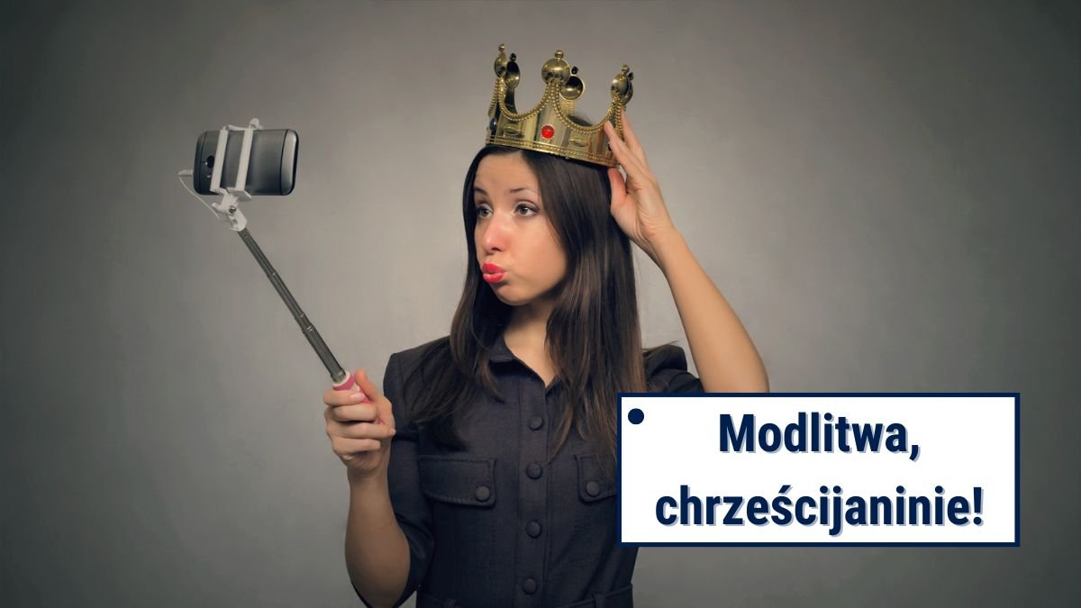 Kobieta w koronie robi sobie selfie