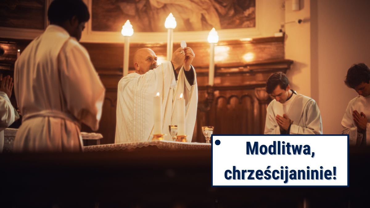Ksiądz wznosi Ciało Pańskie podczas Eucharystii