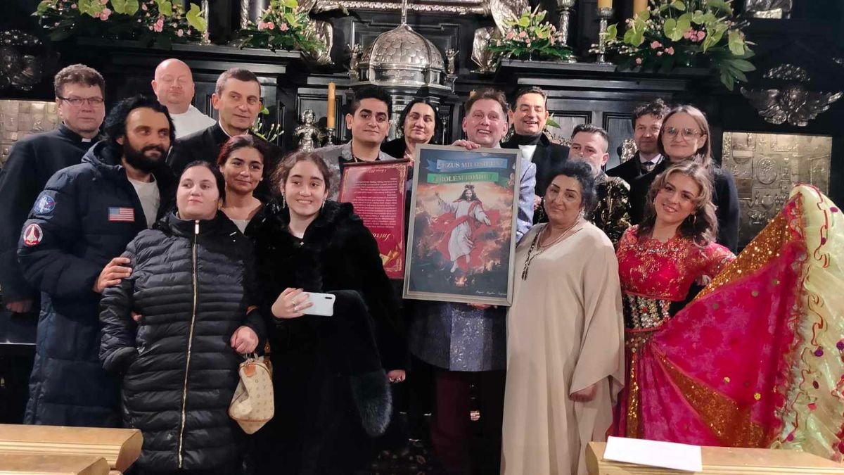 Delagacja Romów w kaplicy Matki Bożej Częstochowskiej po akcie intronizacji