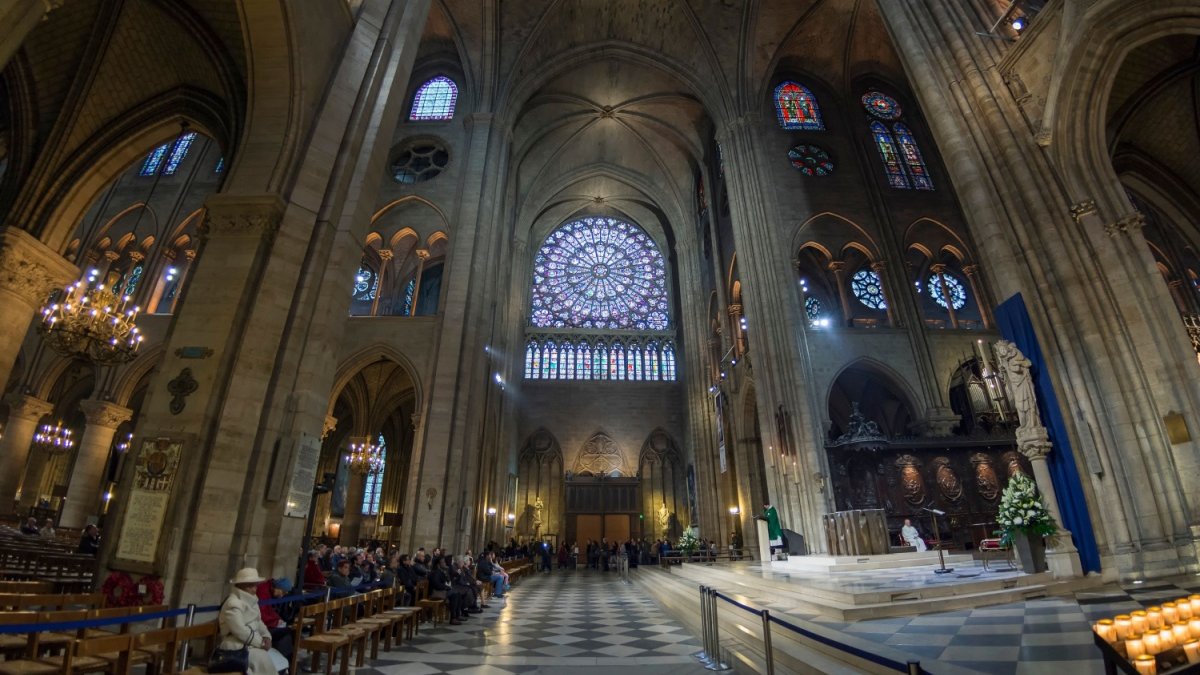 Notre-Dame de Paris, cathédrale, vitraux, nef, mobilier