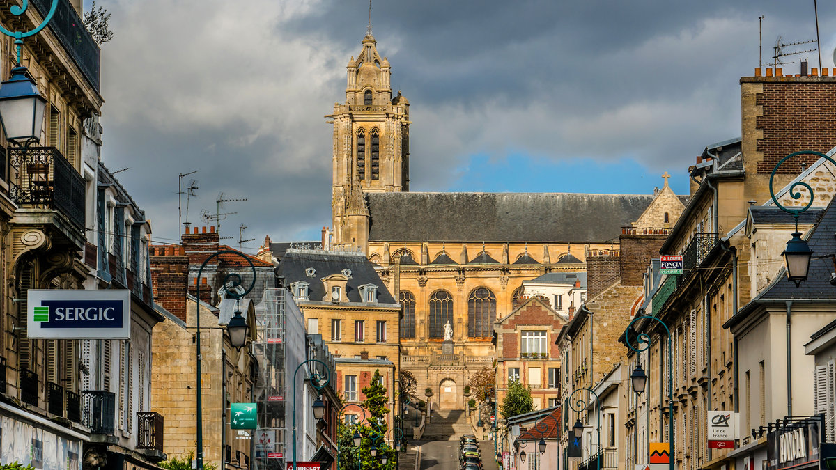 PONTOISE-CATHEDRALE-shutterstock