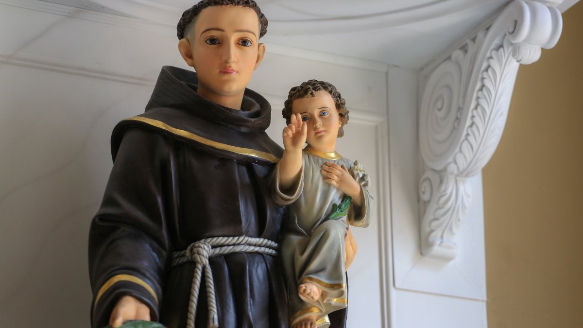 Saint Anthony with Child Jesus Statue