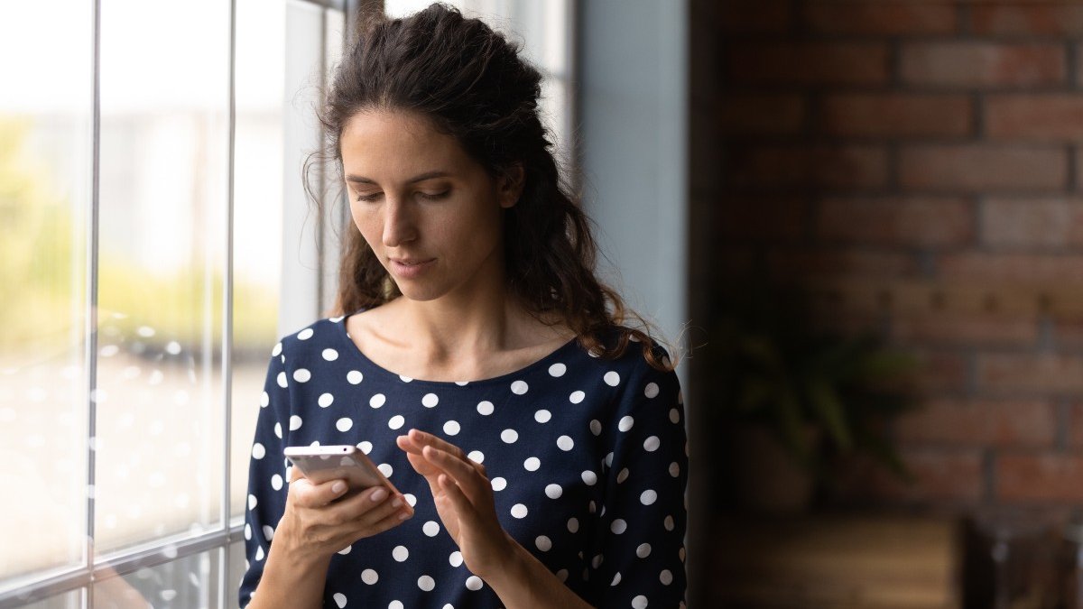 woman-smartphone-geolocalisation.jpg