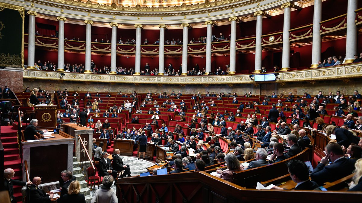ASSEMBLEE-NATIONALE-FRANCE-POLITIQUE-shutterstock_2251030861.jpg