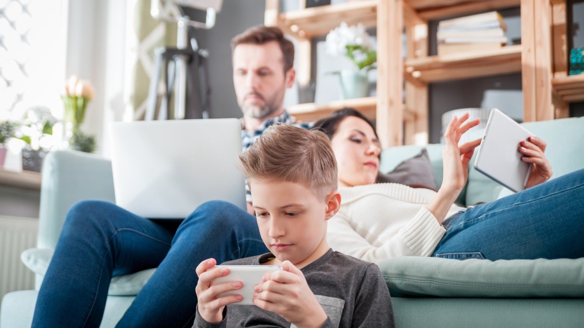 FAMILY-PHONE-ADDICT.jpg