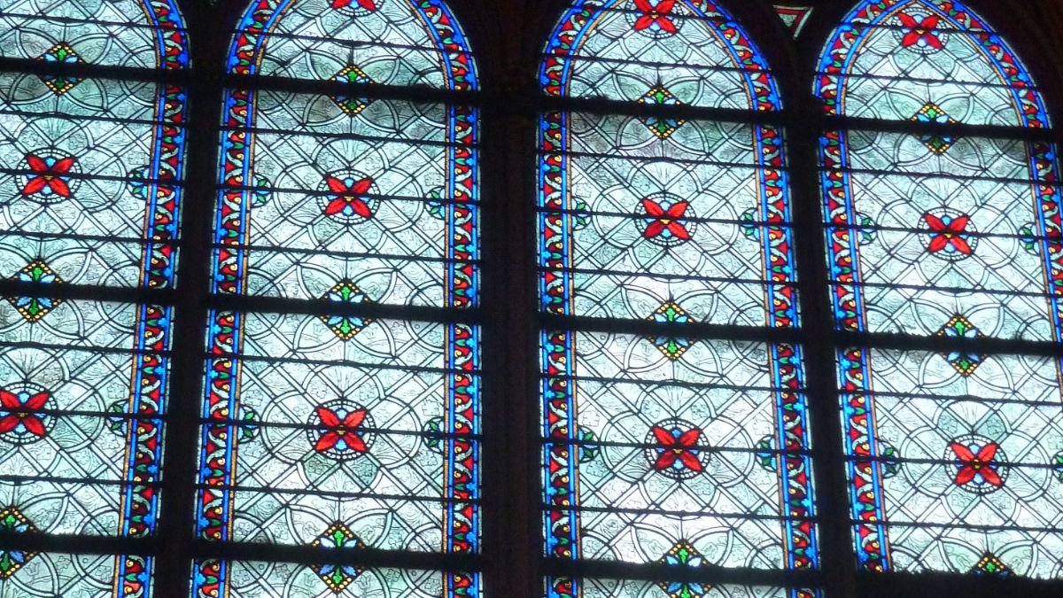 Vitrail-en-grisaille-Viollet-le-Duc-notre-dame
