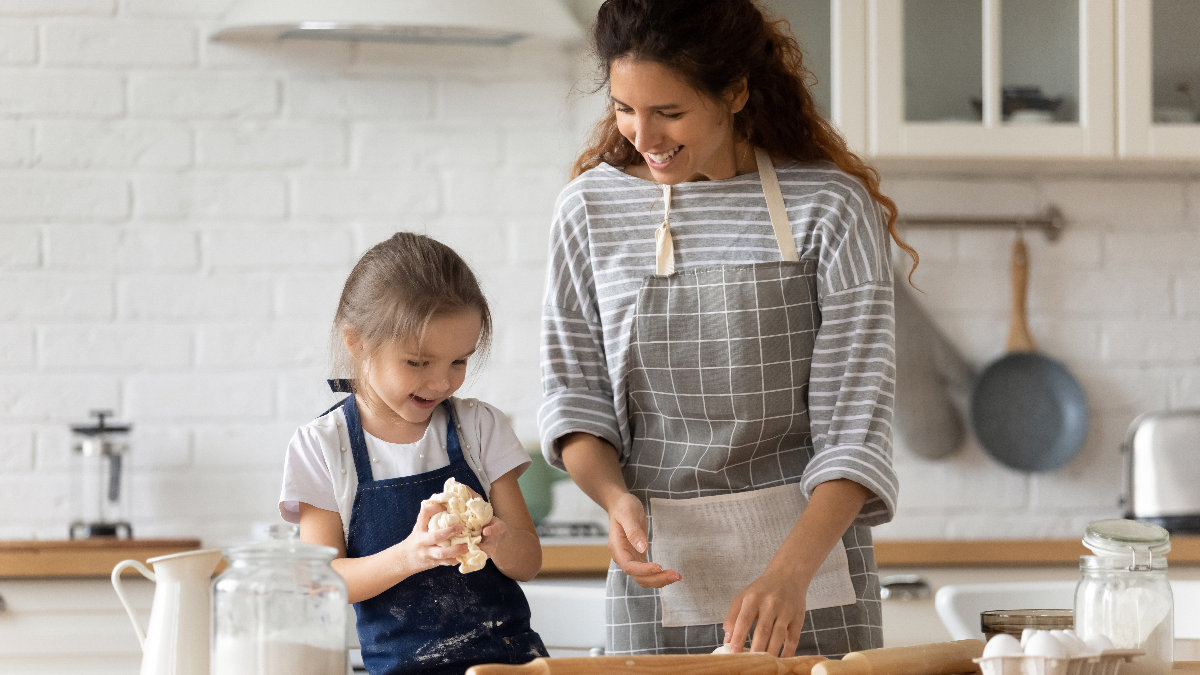 baking-mom-kids-