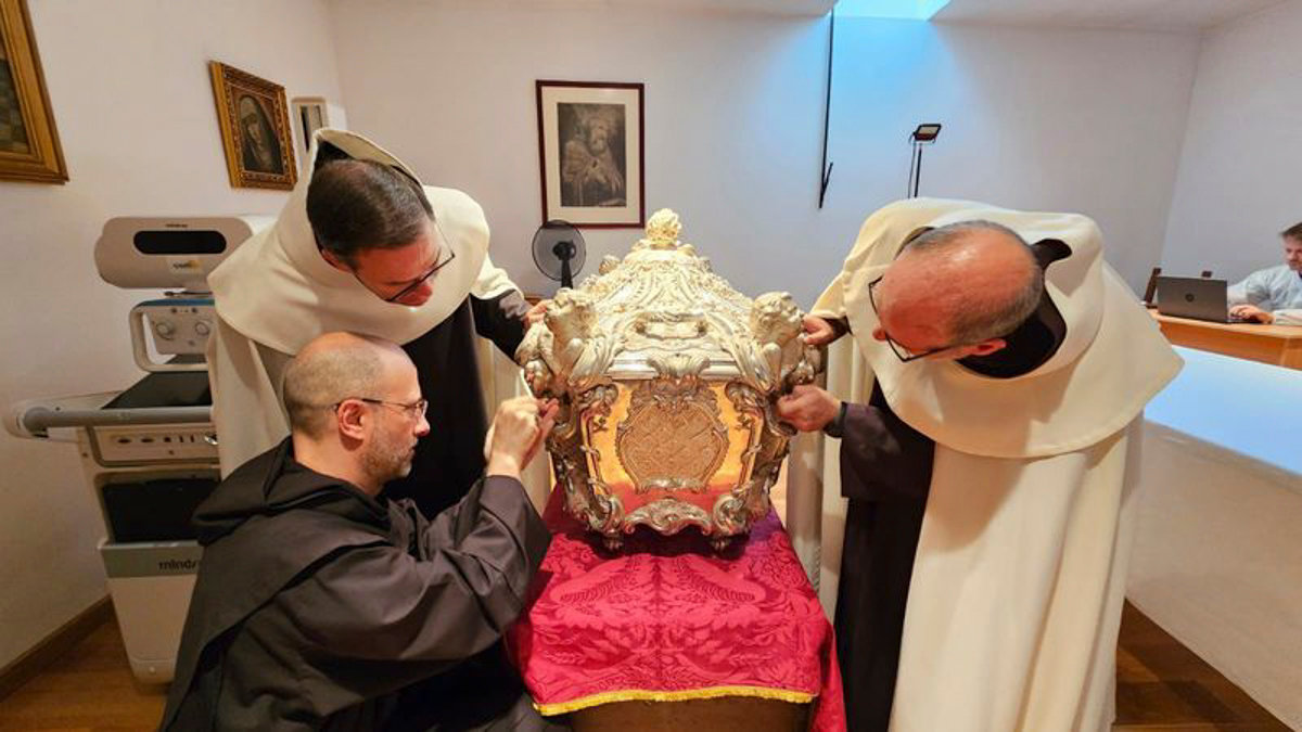 ALBA-DE-TORMES-Transfer-of-the-tomb-of-Saint-Teresa-for-study