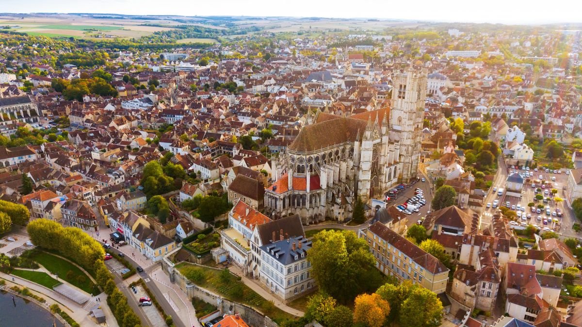 CATHEDRALE-AUXERRE-FRANCE-SHUTTERSTOCK