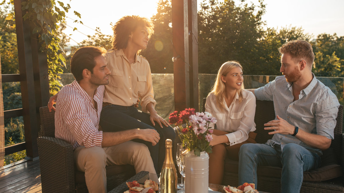 GROUPE-AMIS-APERO-shutterstock