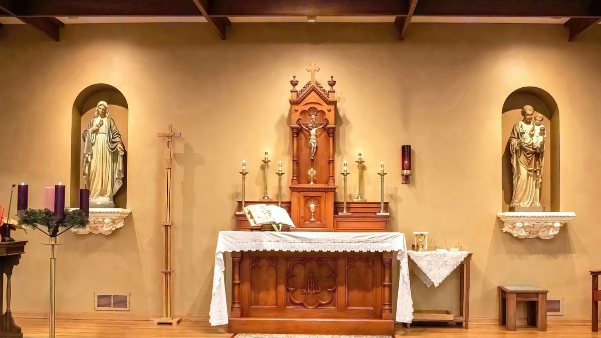 Dlaczego figura Maryi stoi po lewej tronie?