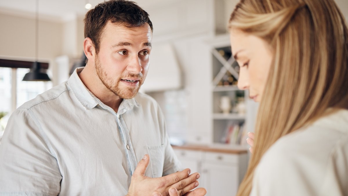 pareja discutiendo