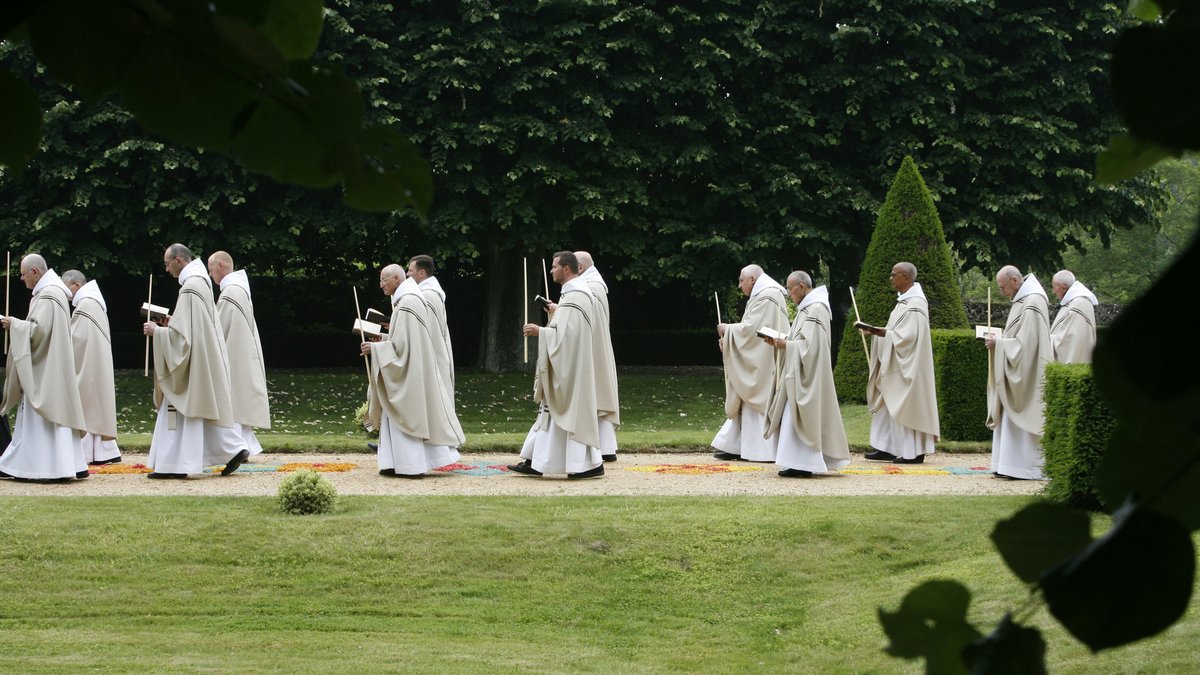 France-Solesmes-Procession-in-Saint-Pierre-de-Solesmes-abbey