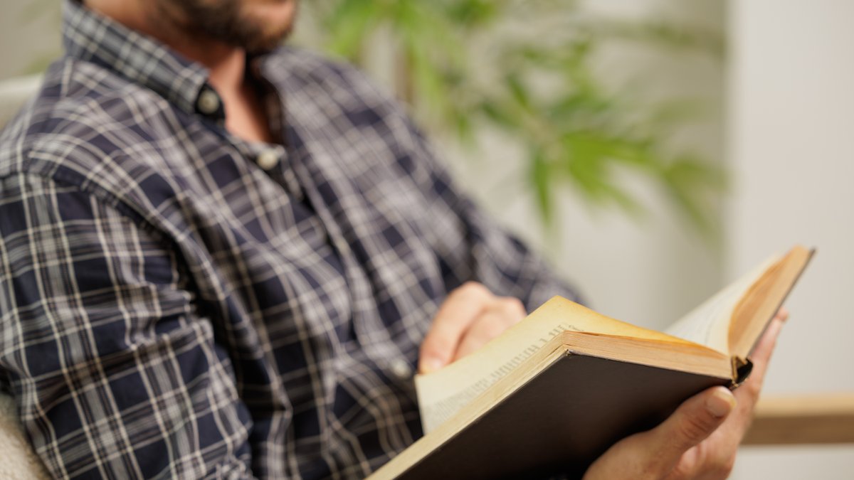 HOMME-LIVRE-shutterstock