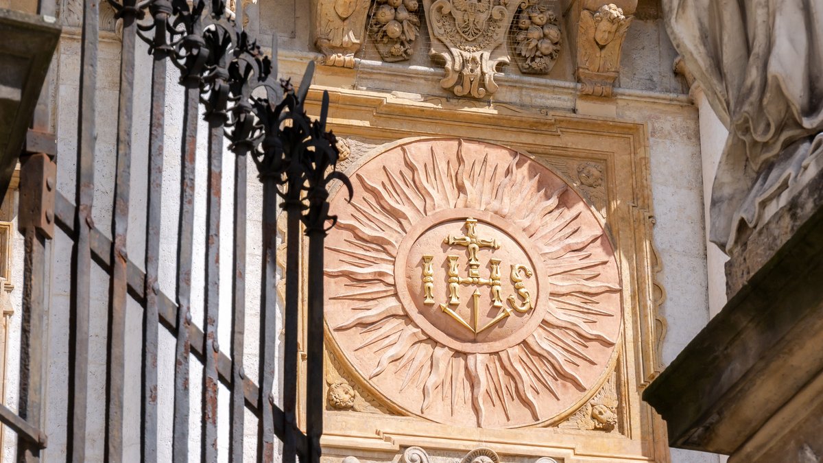 IHS-SYMBOLE-JESUITES-COMPAGNIE-DE-JESUS-shutterstock