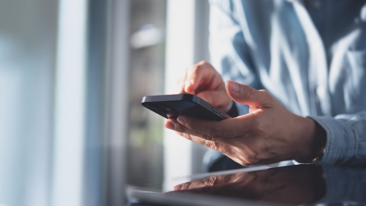 MAN-SMARTPHONE-shutterstock