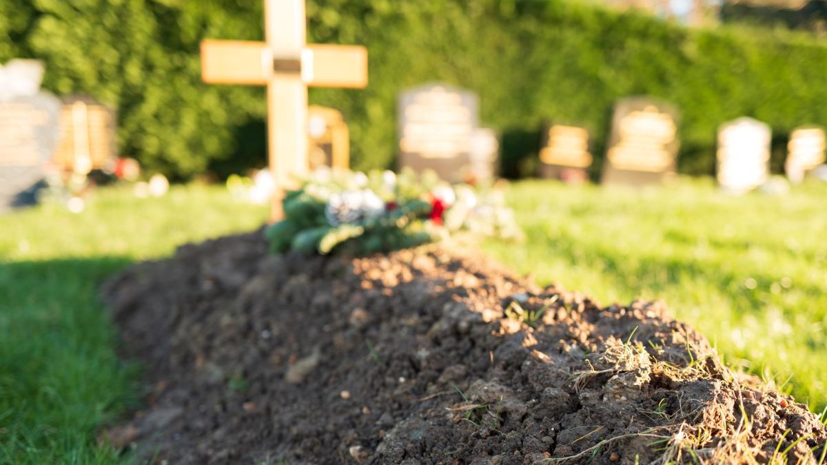 Sepultar un cuerpo humano