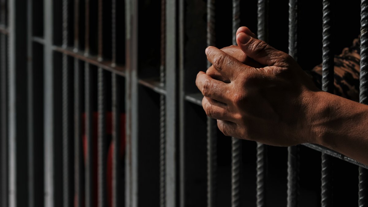 MAINS-PRISONNIER-shutterstock