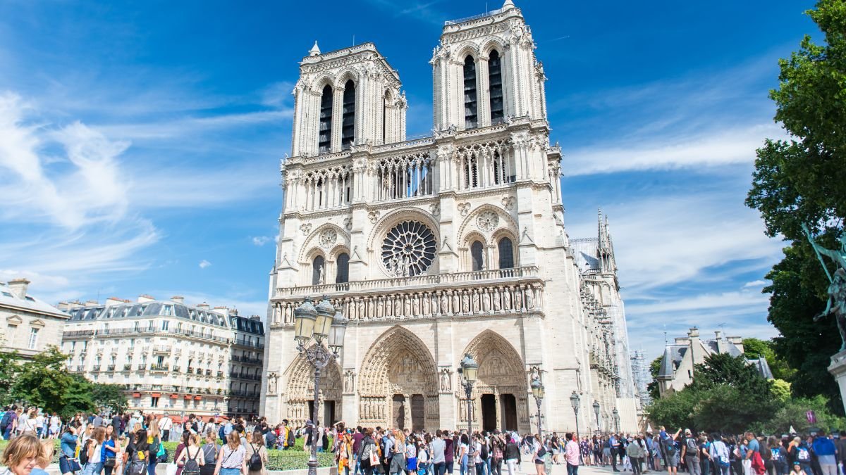 PARVIS-TOURISTES-NOTRE-DAME-SHUTTERSTOCK