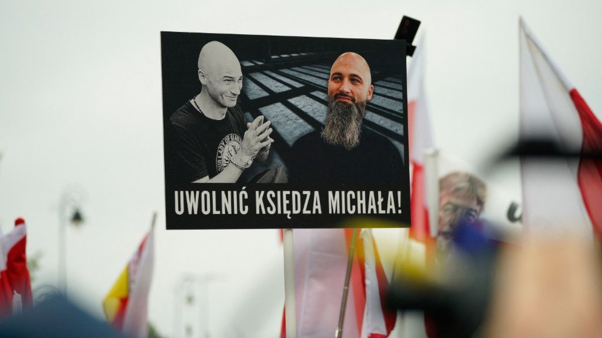 Ksiądz Olszewski i urzędniczki wychodzą na wolność