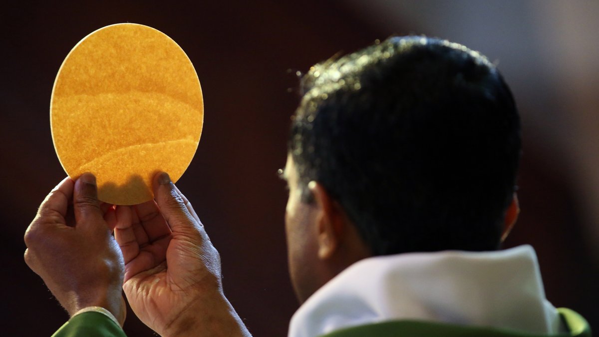 Ilu katolików wierzy w obecność Jezusa w Eucharystii?