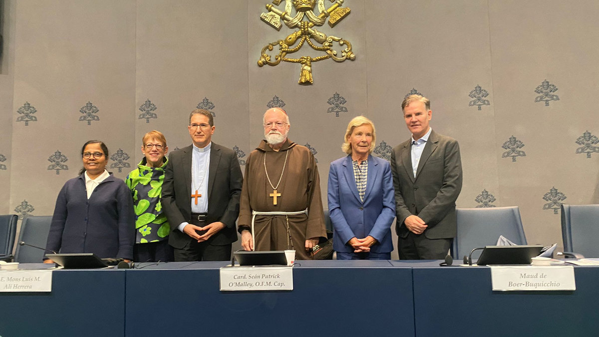 conferencia de prensa en el Vaticano para presentar el primer informe sobre la lucha contra los abusos en la Iglesia católica