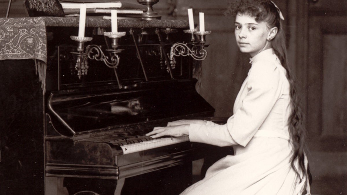 Elisabeth_de_la_Trinite_jouant_du_piano.jpg