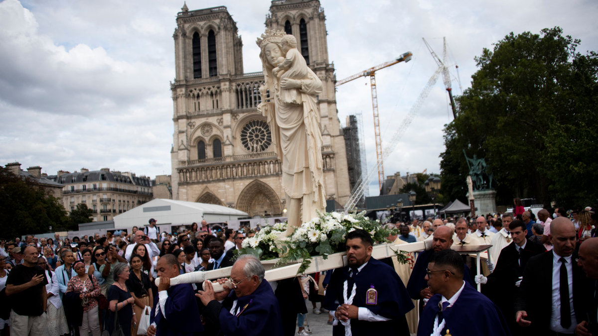 PROCESSION-NOTRE-DAME-DE-PARIS-AFP-080_HL_MCOHEN_2128243.jpg