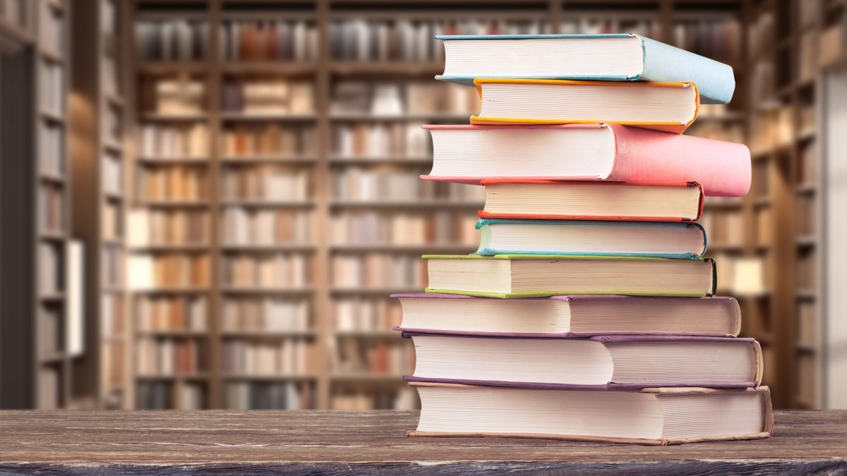 Pile de livres sur le bureau dans la bibliothèque publique