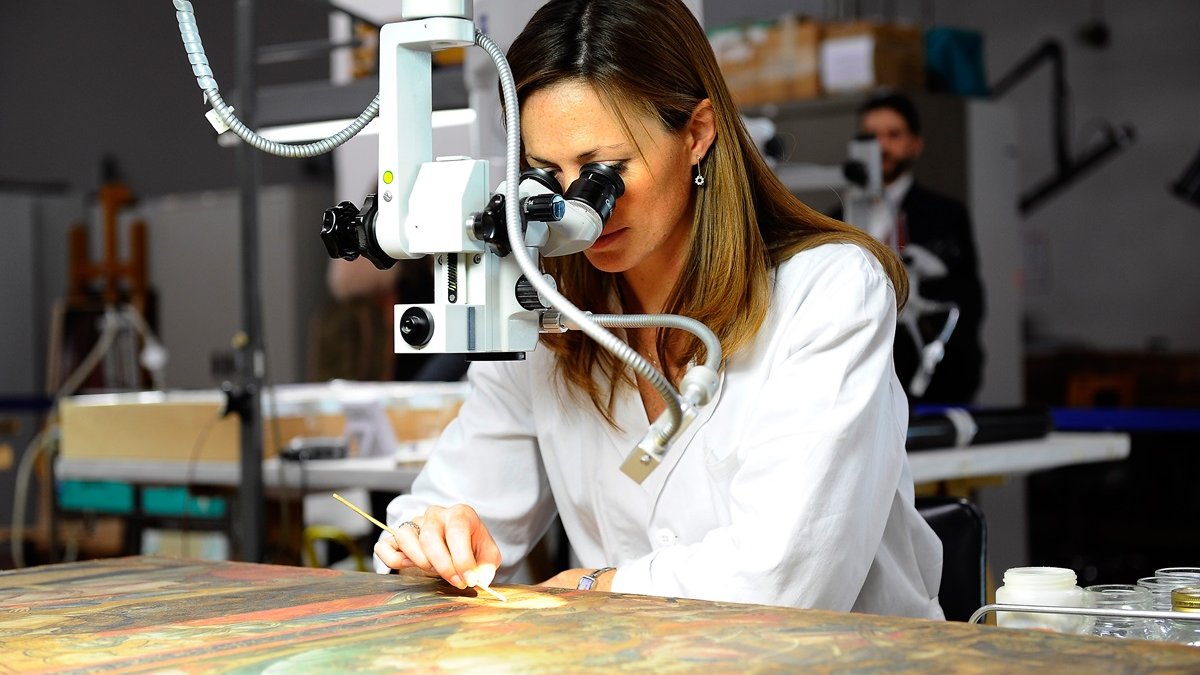Art restorer with microscope