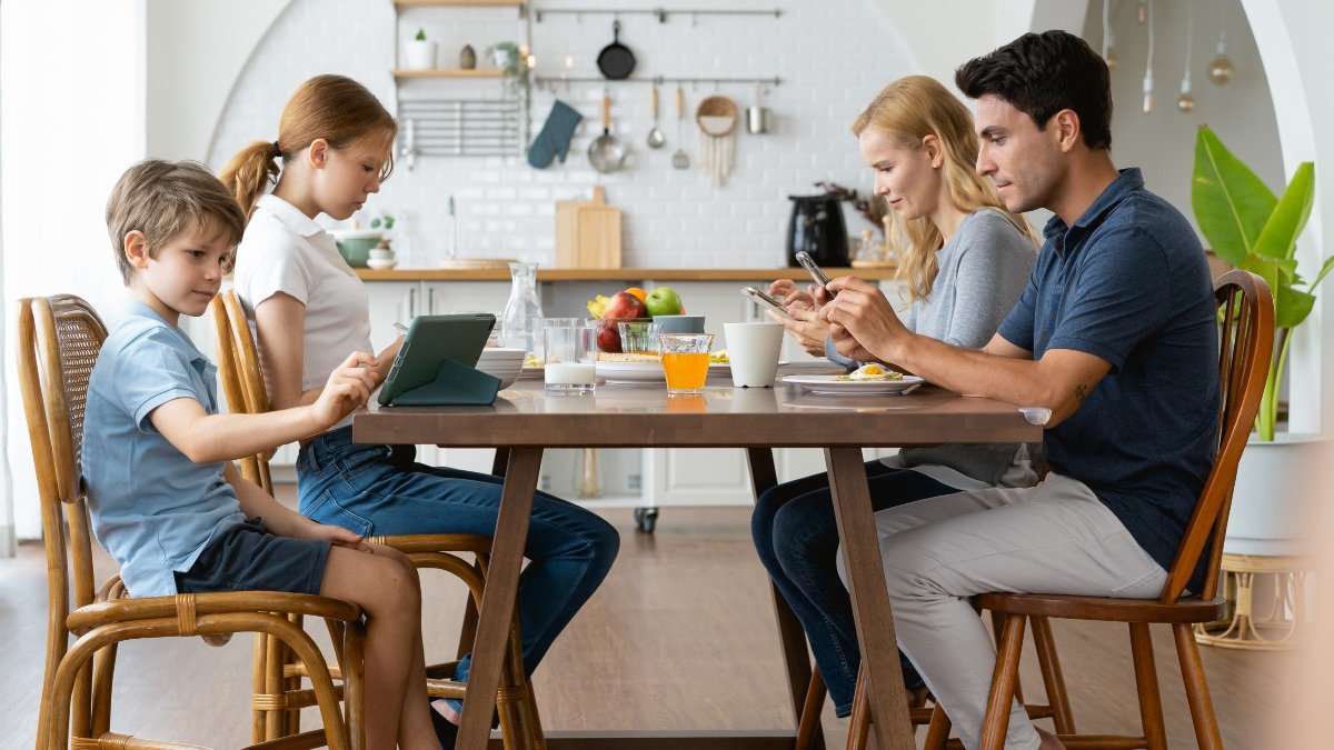 FAMILY-TABLE-SMARTPHONE.jpg