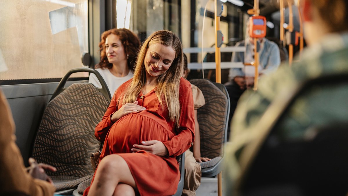 FEMME-ENCEINTE-PREGNANT-WOMAN-BUS-shutterstock