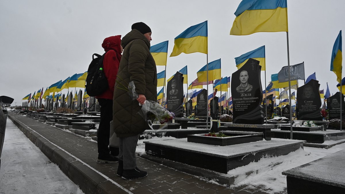 Family visits grave of Ukrainian soldier