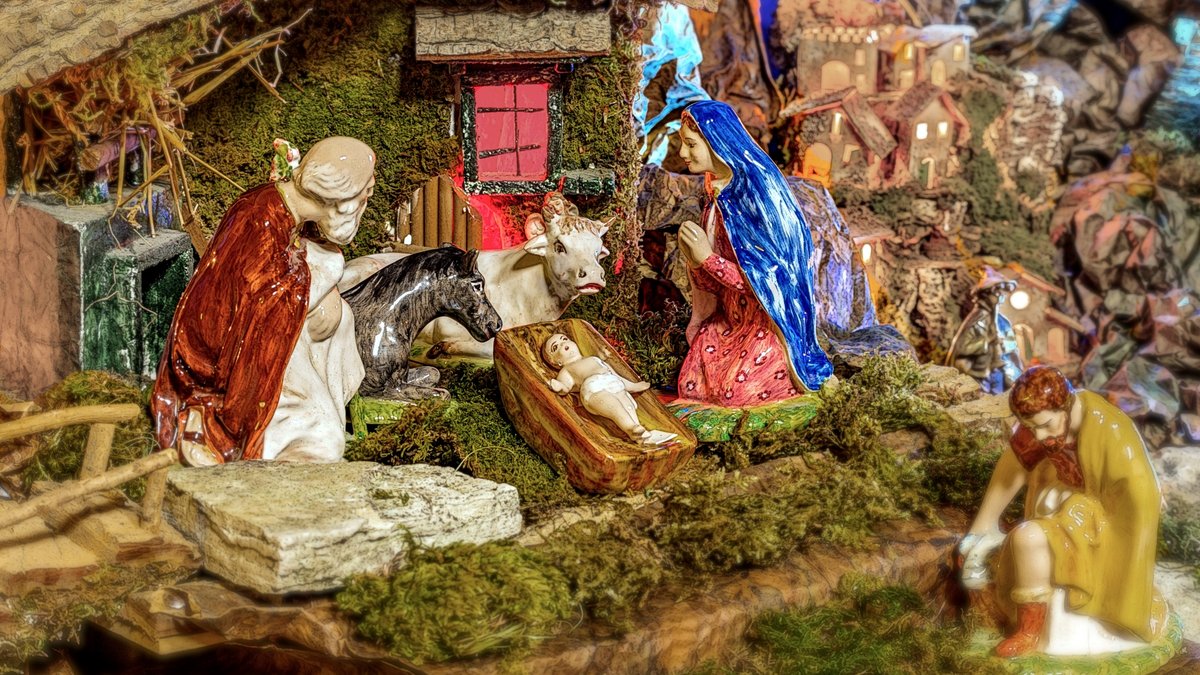 SMALL MODEST NATIVITY SCENE