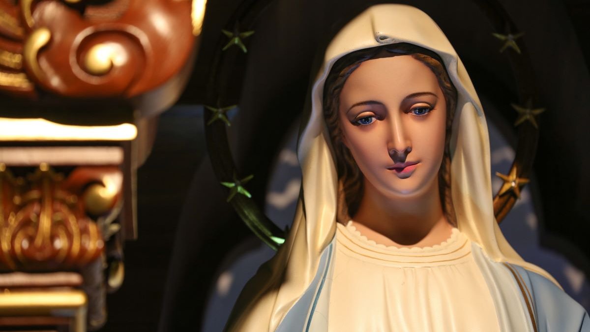 virgin mary statue