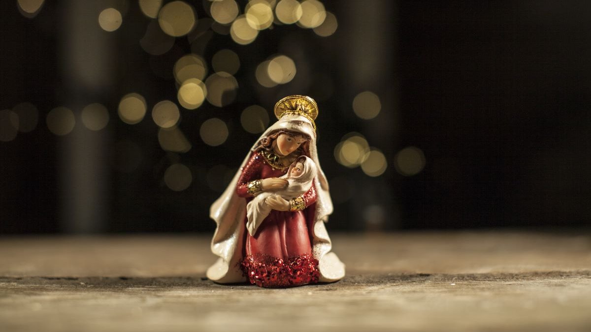 Christmas scene with figures