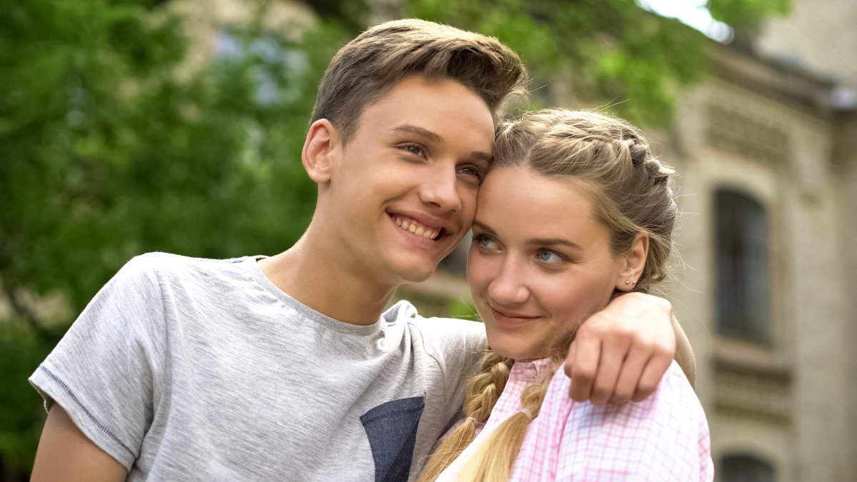 ADOLESCENTS-COUPLE.jpg
