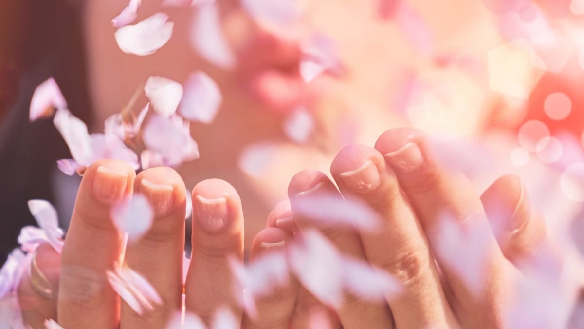 Femme-soufflant-des-petales-de-fleurs-dans-ses-mains-.jpg