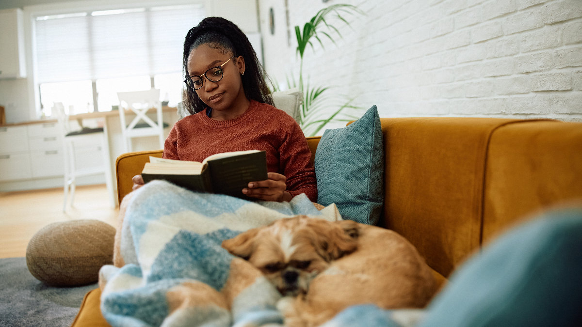 woman-reading-