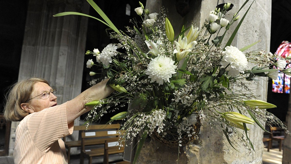 DECORATION-FLEURS-EGLISE.jpg