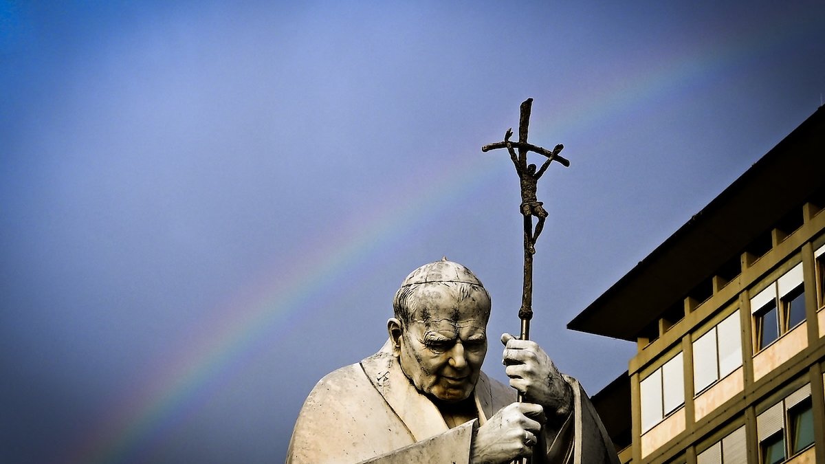 Gemelli-rainbow-John-Paul-statue.jpg