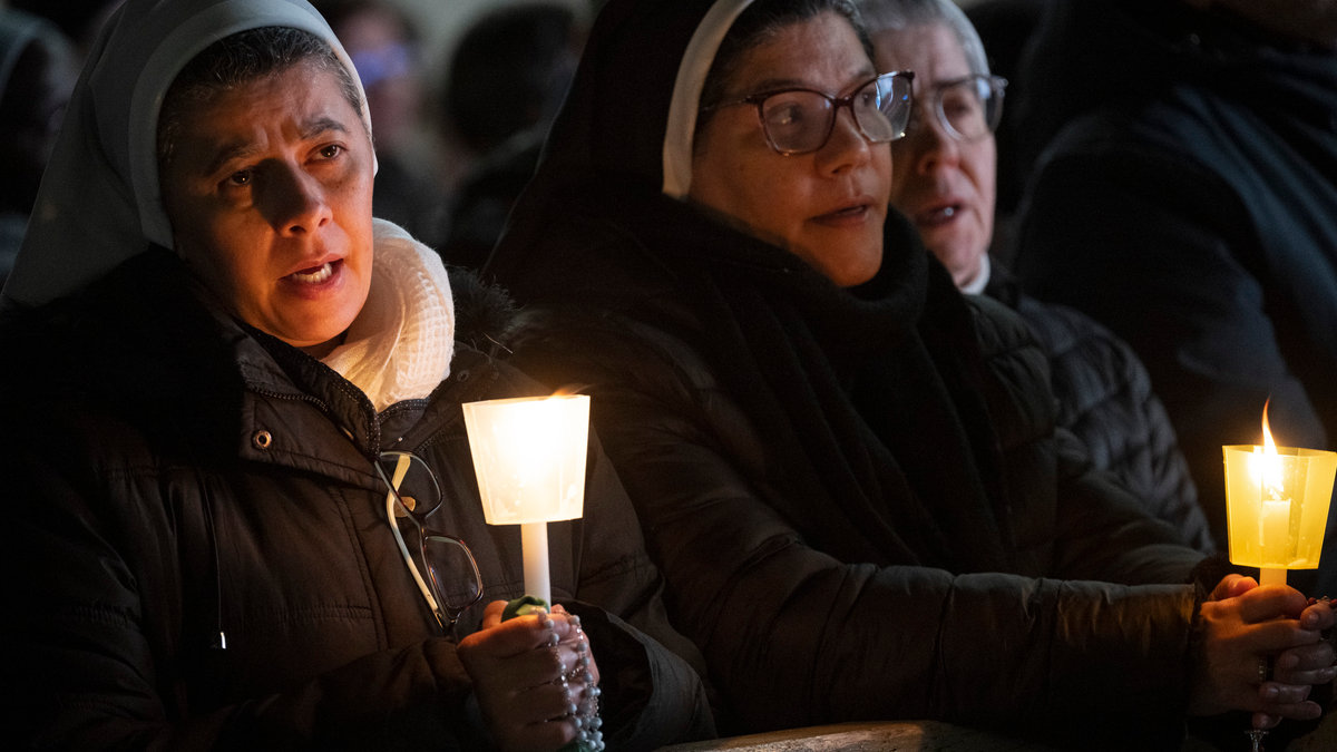 POPE-FRANCIS-HEALTH-HOSPITAL-ROSARY-PRAYER