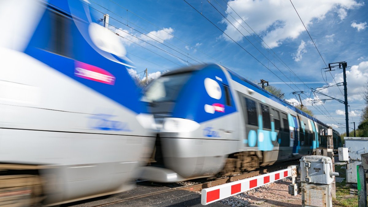 TRAIN-shutterstock_2147113183.jpg