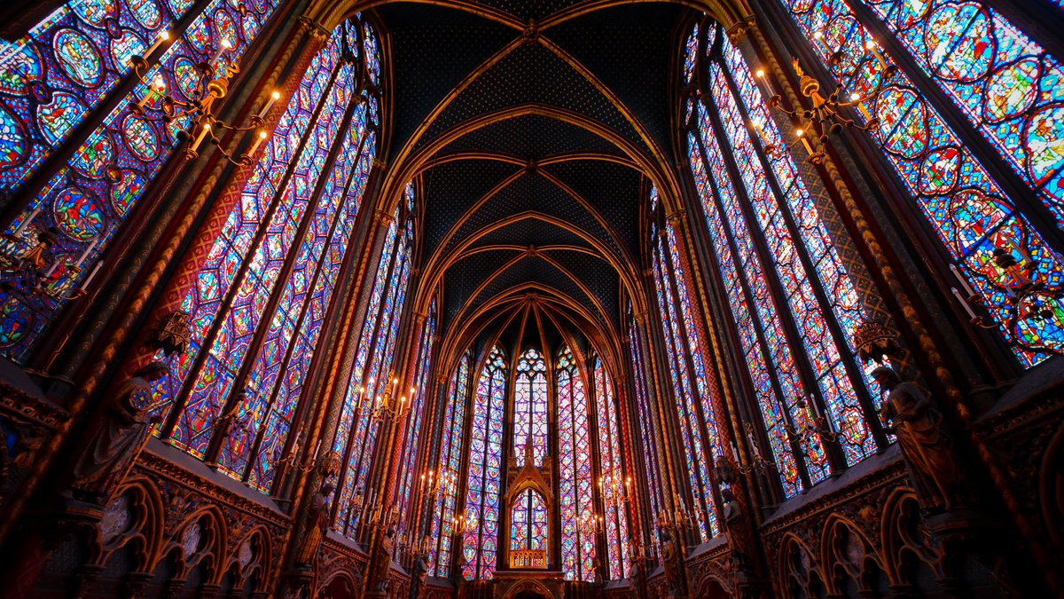 VITRAUX-SAINTE-CHAPELLE-shutterstock_2485447219.jpg