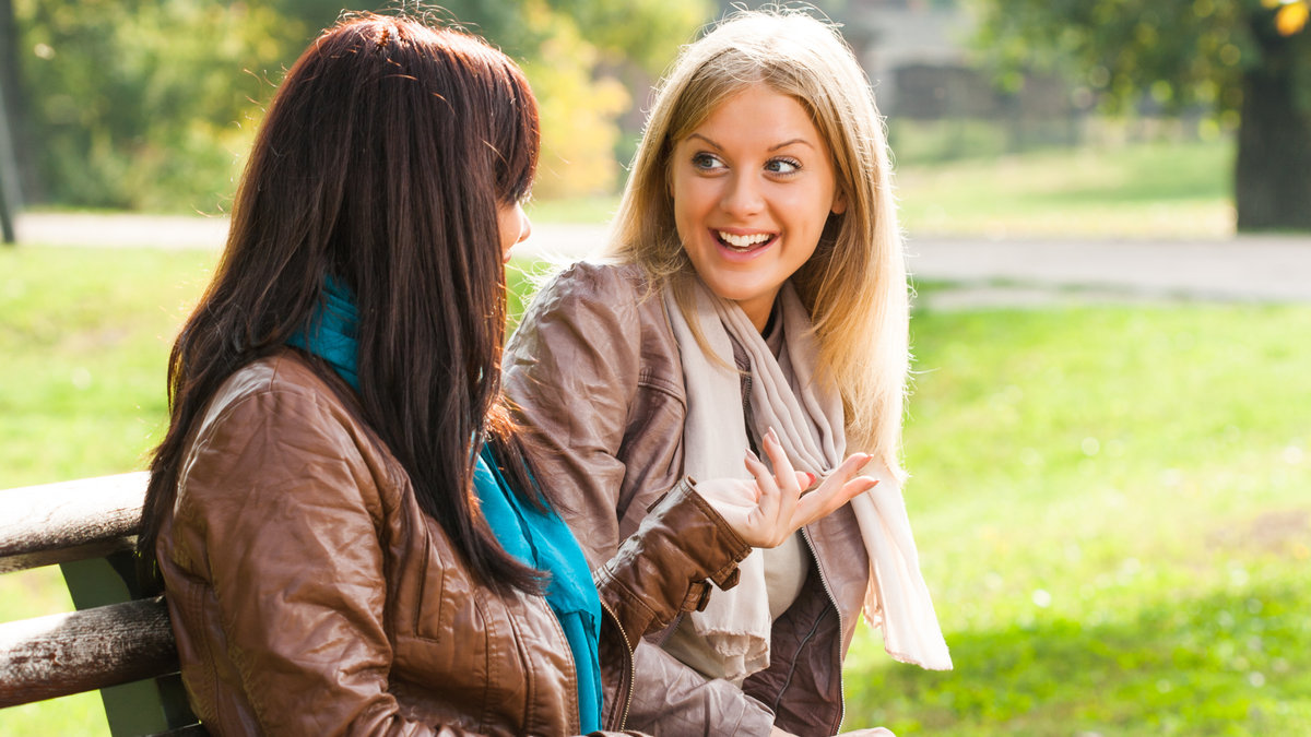 deux-femmes-discussion-shutterstock