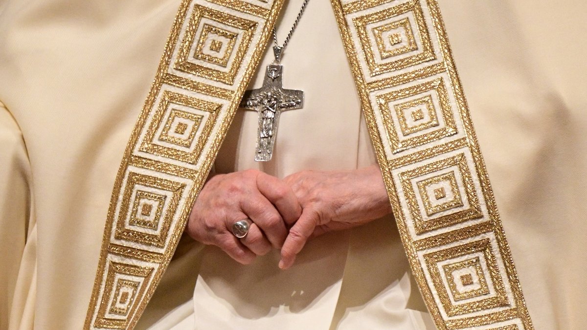 pope hands cross