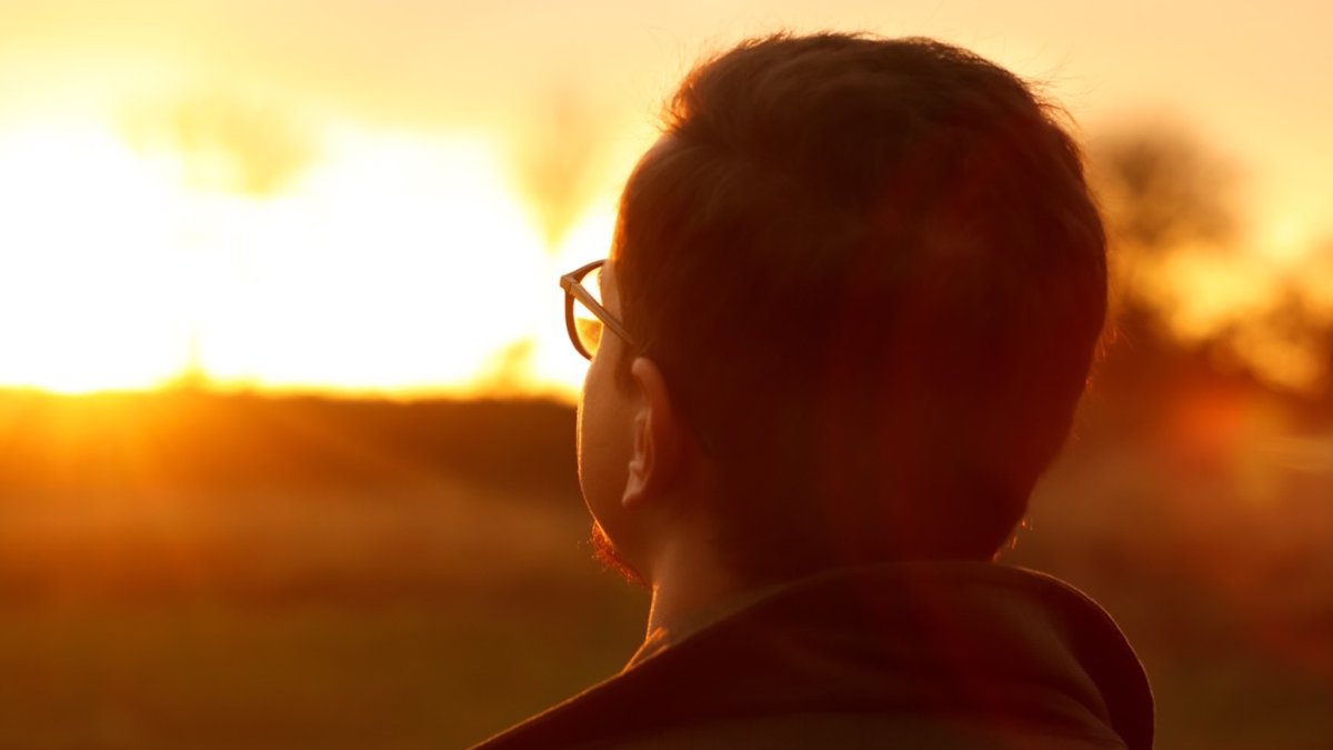 man-sun-glasses-shutterstock_2472342199-Duzy.jpeg