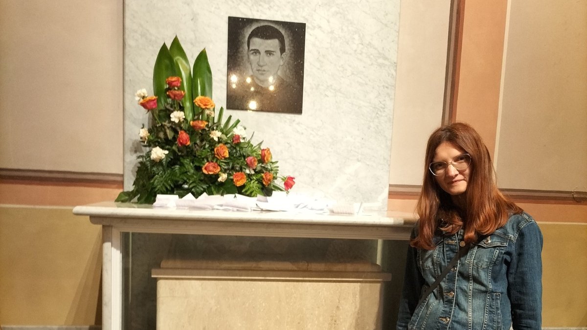 Aneta Wygonna przy grobie sługi Bożego Wenantego Katarzyńca