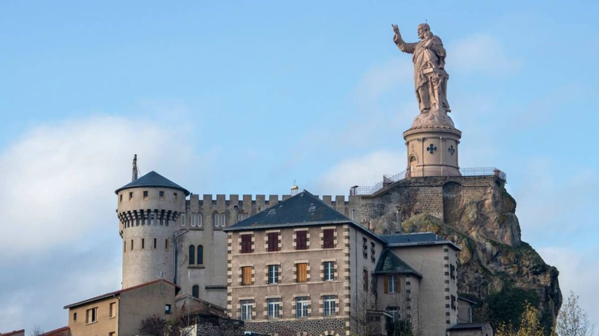 La-restauration-dune-gigantesque-statue-de-saint-Joseph.jpg